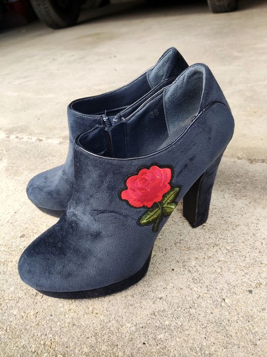 Botins azul-escuro com bordado de rosa – tamanho 38