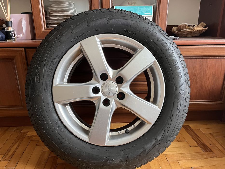 Ford Kuga комплект коліс із зимовою резиною R16