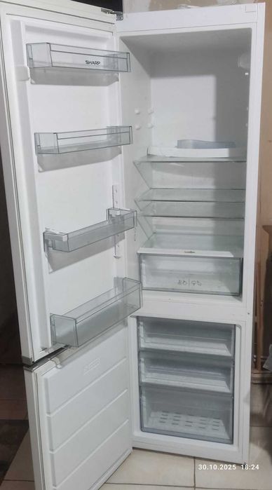 Холодильник Sharp 1,8м. не холодить, під ремонт.