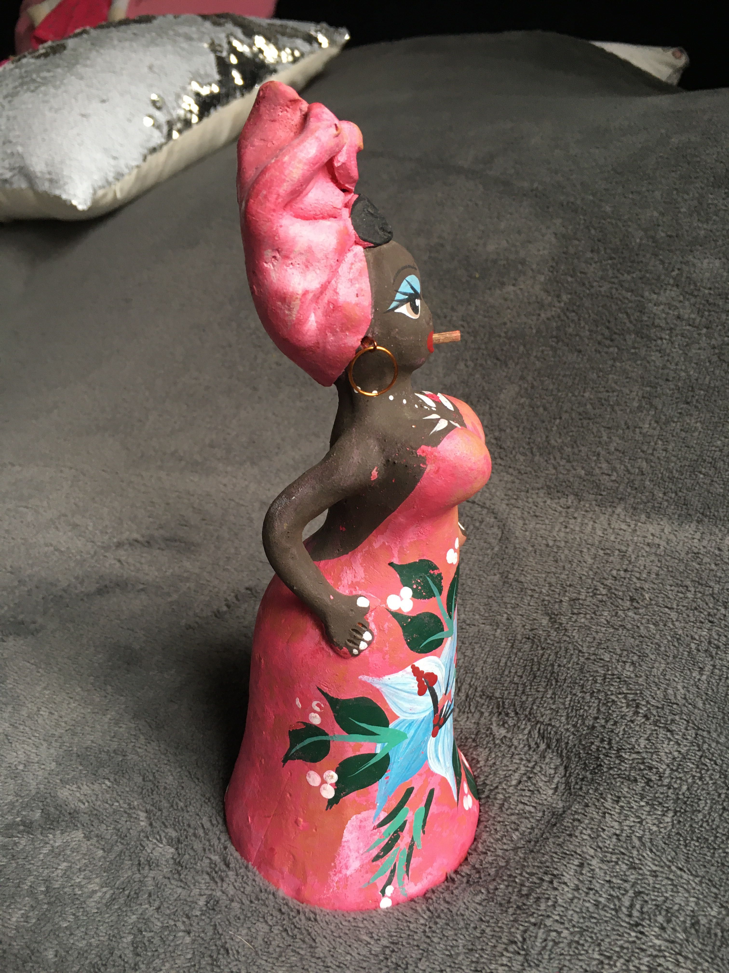 Figurka gliniana Kubanka Murzynka z cygarem różowa