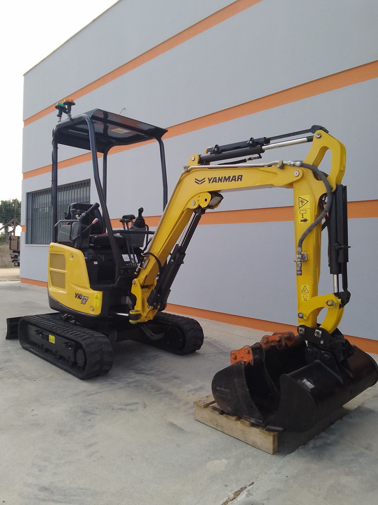 Mini giratória escavadora Yanmar Apenas 641 h