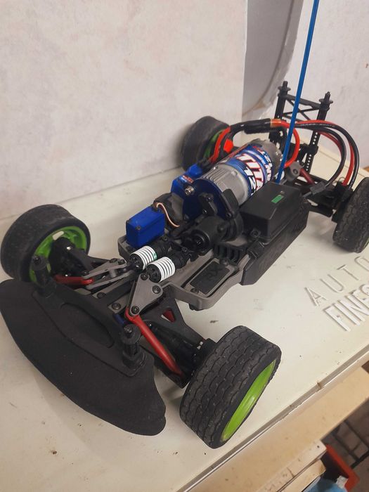 Carro telecomandado escala 1/16