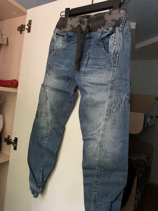 Джинсы next