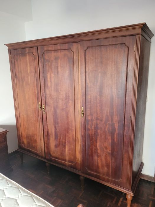 Roupeiro em Madeira maciça