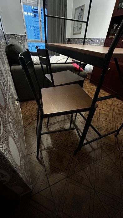 Bancada de cozinha com 2 banquetas/bancos