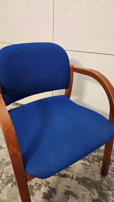 Krzesło drewniane z niebieską tapicerką