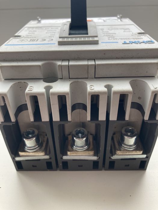 Автоматичний вимикач