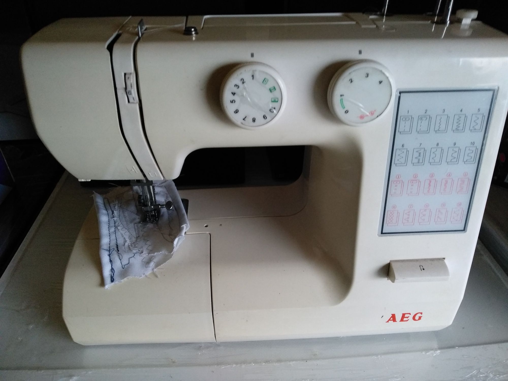 Надійна швейна машина Aeg 824
