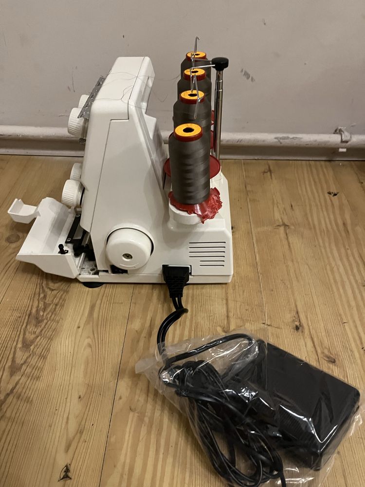 Maszyna overlok Breitner model 754 DF