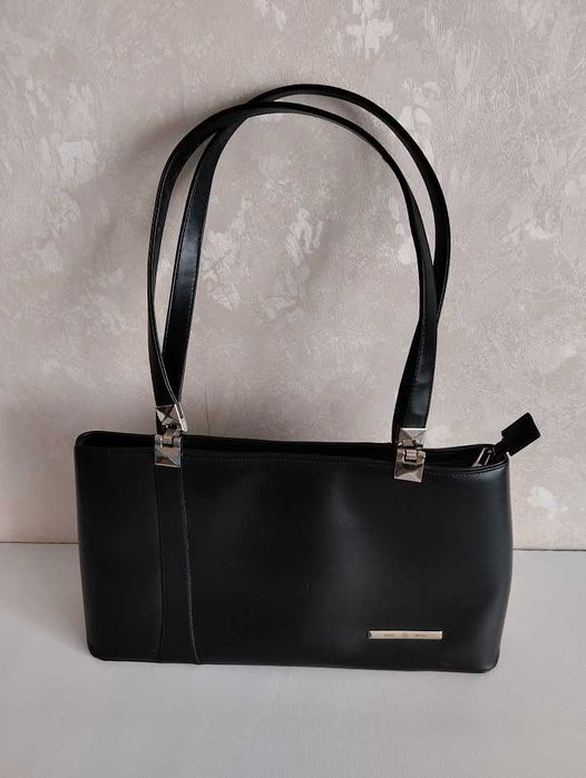 Чорна жіноча сумка.