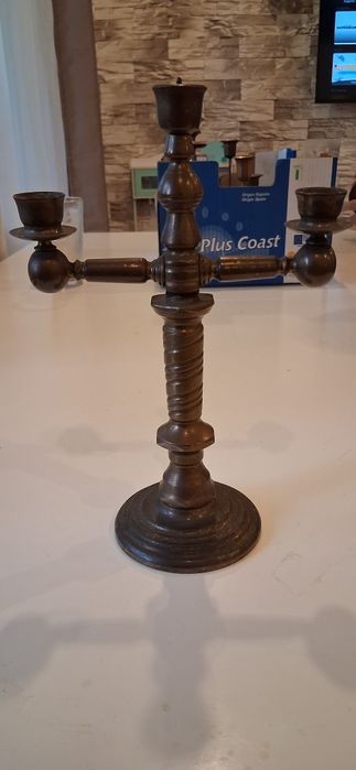 Masywny świecznik mosiężny