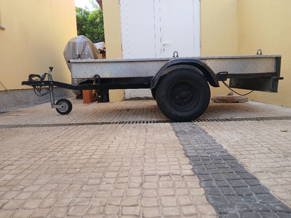 Atrelado em chapa de alumínio basculante