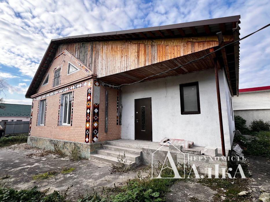 Продам світлий просторий будинок в хорошій локації