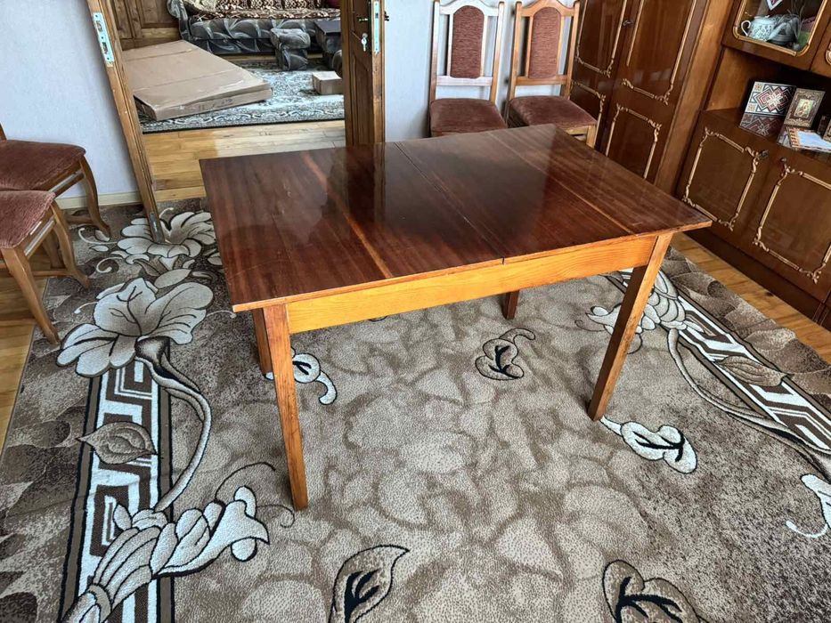 Продам стіл у вітальню