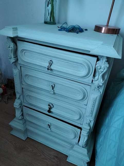 Mobília de quarto com pintura renovada em verde água