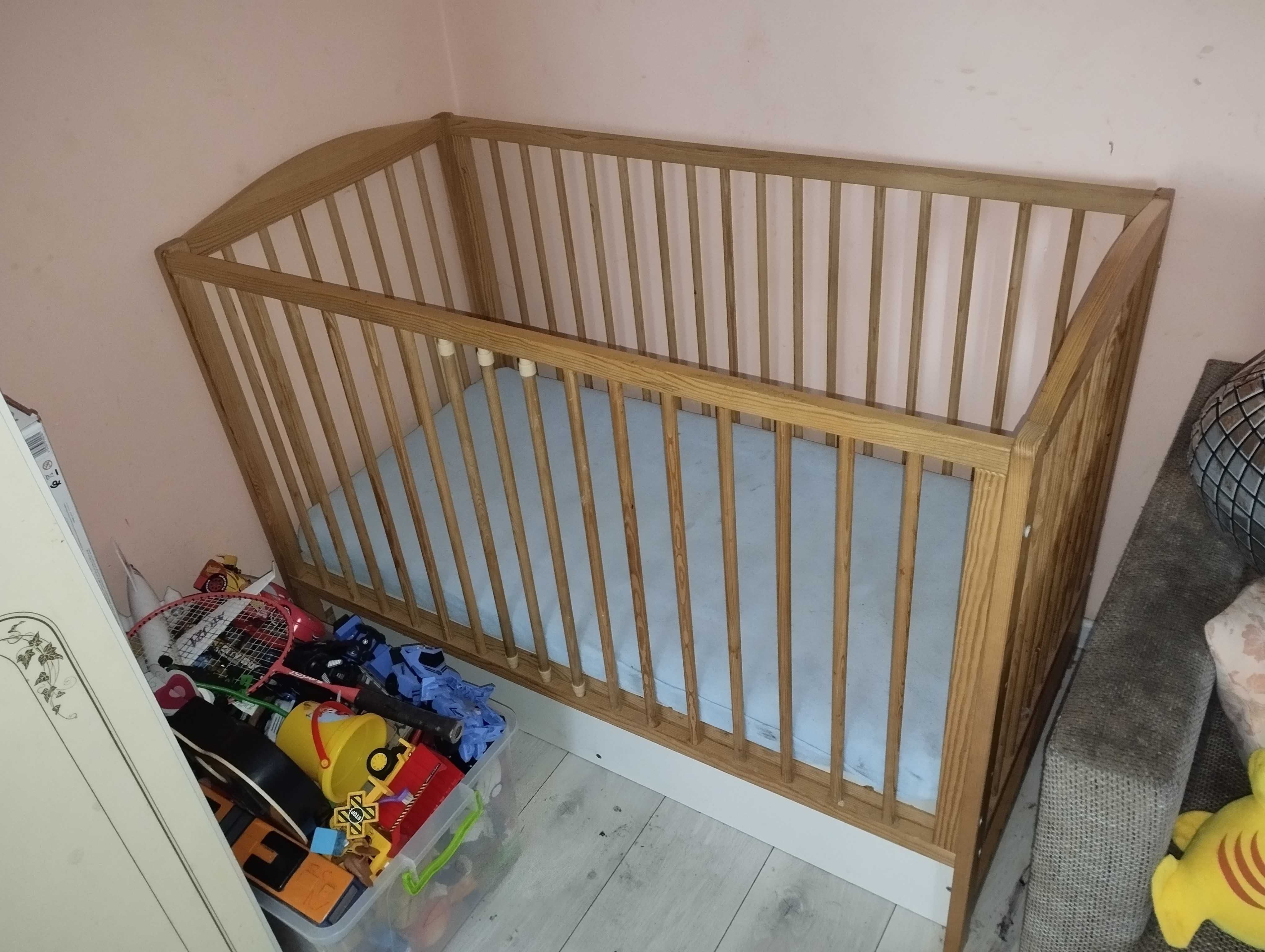 Drewniane łóżeczko dziecięce