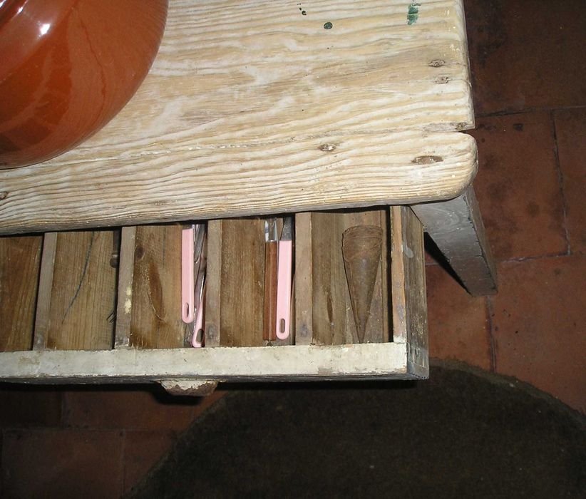 Mesa de cozinha de madeira muito antiga com 3 gavetas