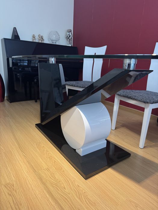 Mesa de sala com tampo em vidro e 4 cadeiras