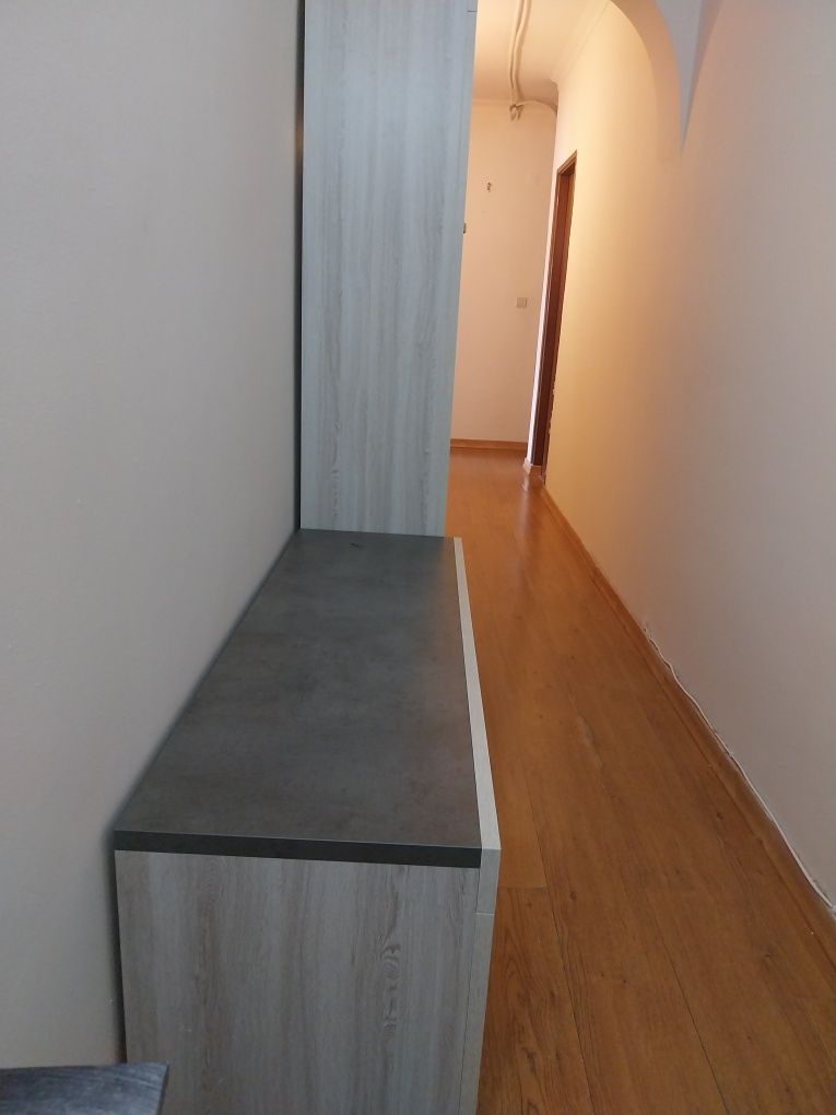 Mesa de TV e cristaleira
