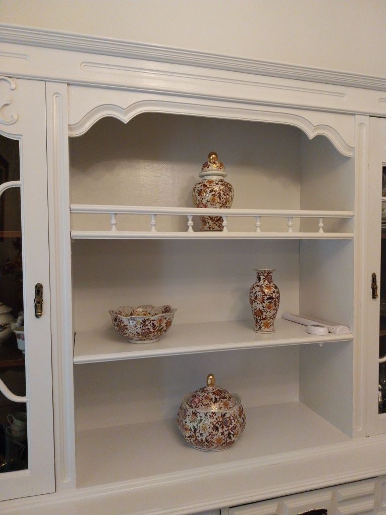 Móvel com cristaleira vintage em branco