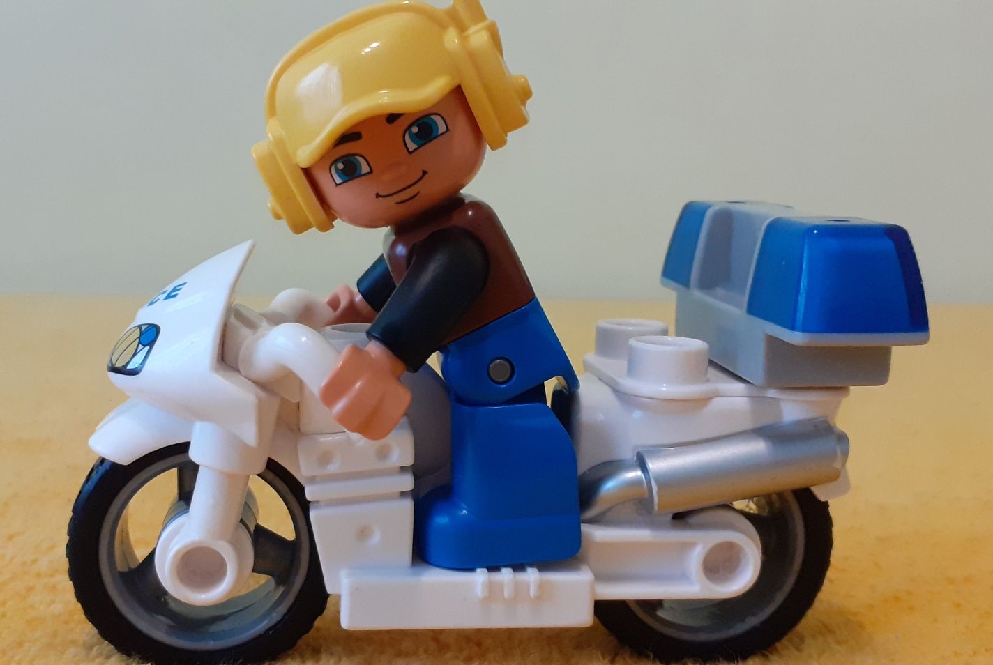 Motor + 6 figurek Lego Duplo