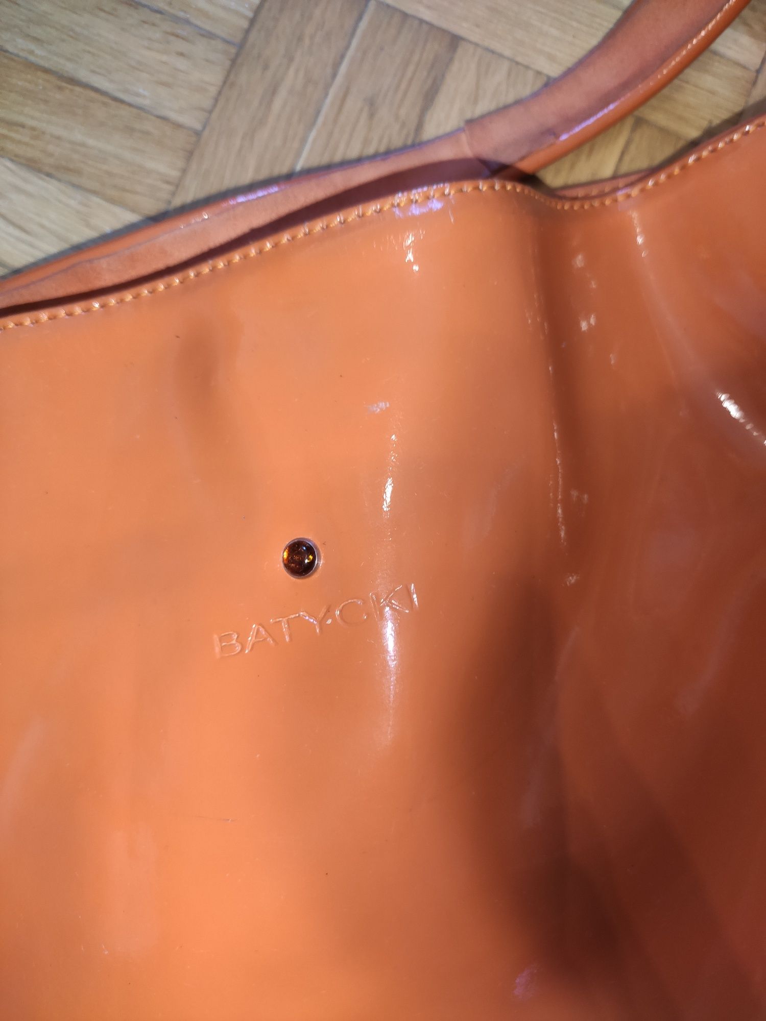 Batycki torebka na ramię pomarańczowa lakierowana skórzana