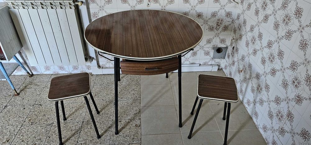 Mesa Dobrável com 2 Bancos