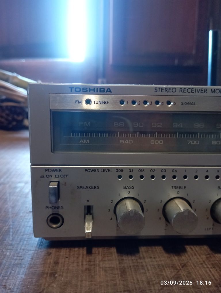 Colunas, rádio e amplificador vintage