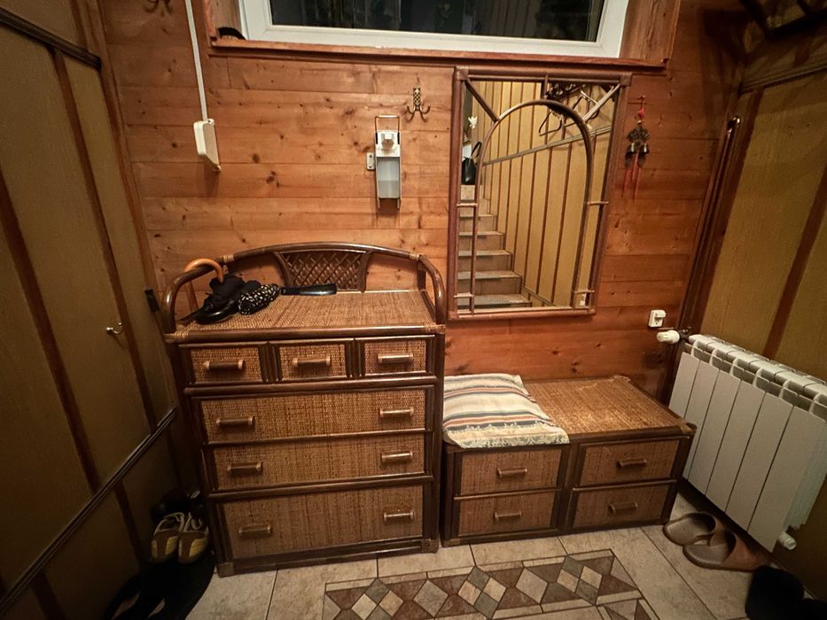 Meble do przedpokoju bambusowe, wieloczęściowe, praktyczne i lekkie.