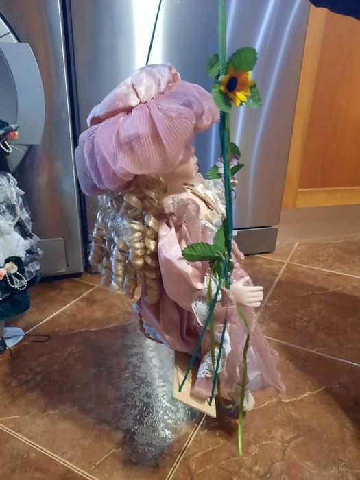 Boneca antiga baloiço