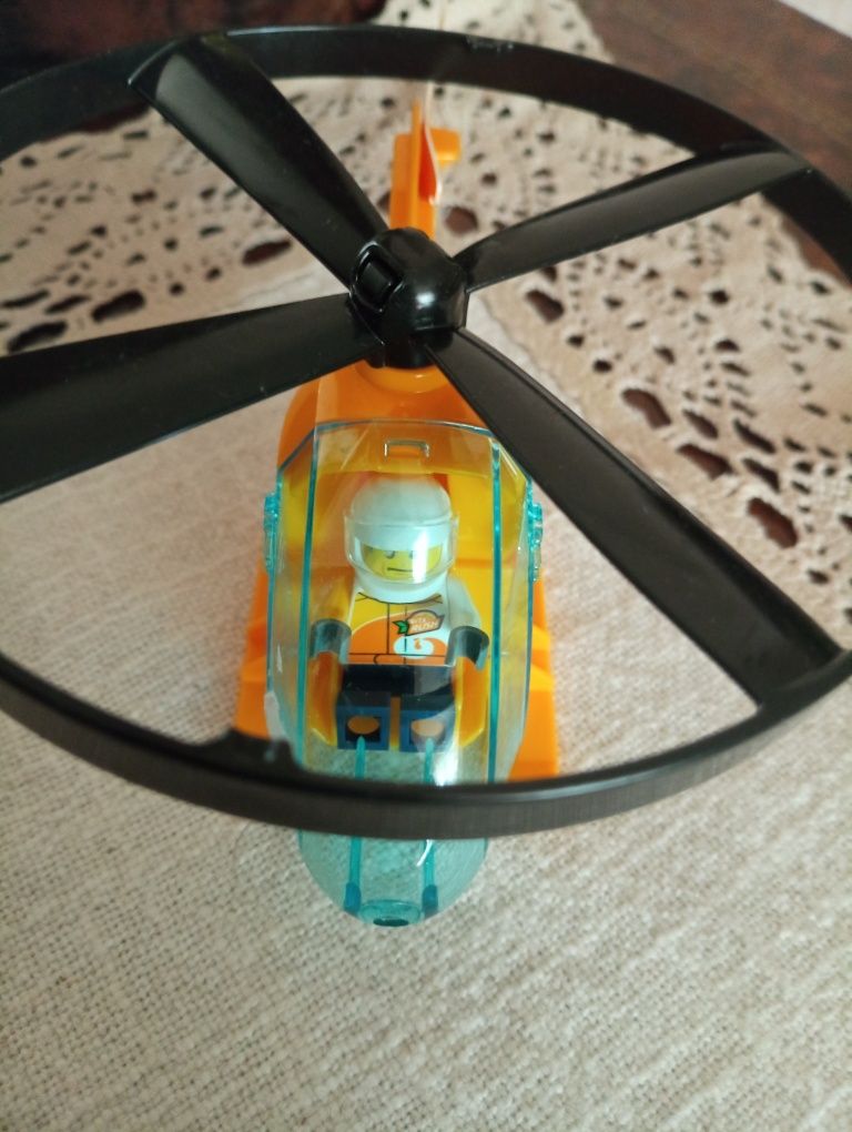 Вертоліт з пілотом Лего