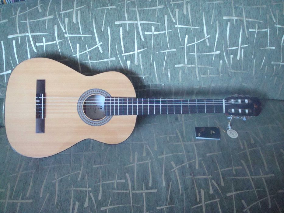 Продам детскую классическую гитару Admira