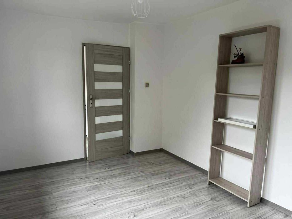 Wynajmę piętro domu  -3 pokoje, kuchnia, łazienka, taras .