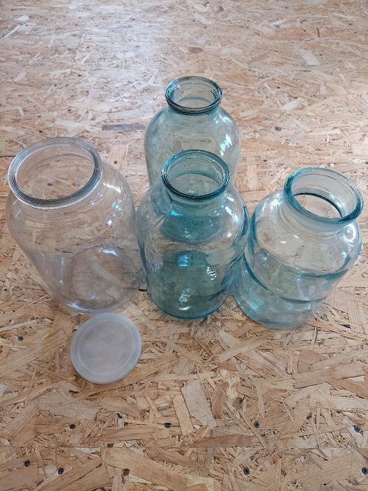 Посуд: бутилі/тази/кавоварка/ложки-виделки.