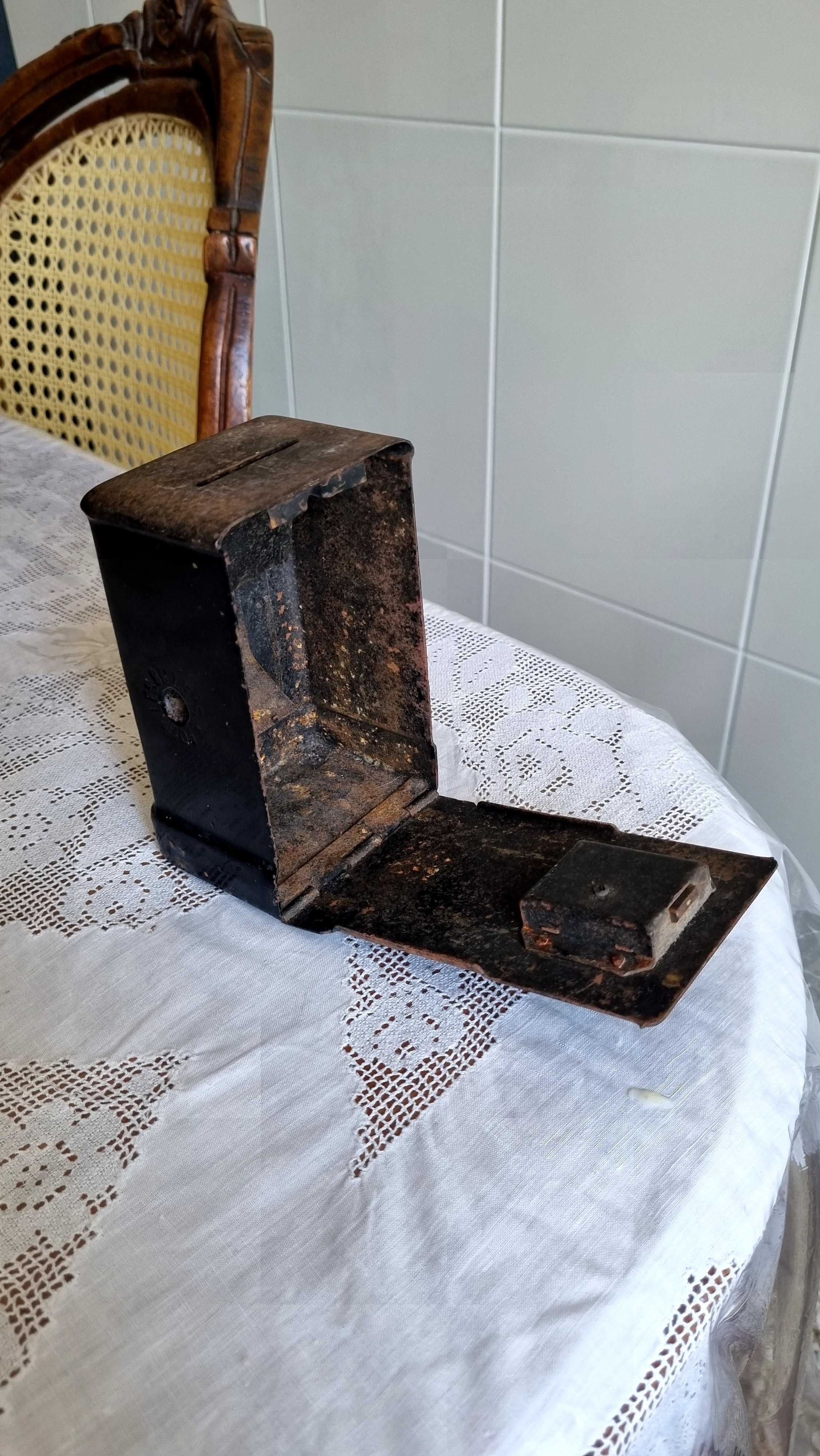 Cofre moedas antigo