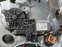 Silniczek szyby przód lewy przedni VW T5  7E0.959.801