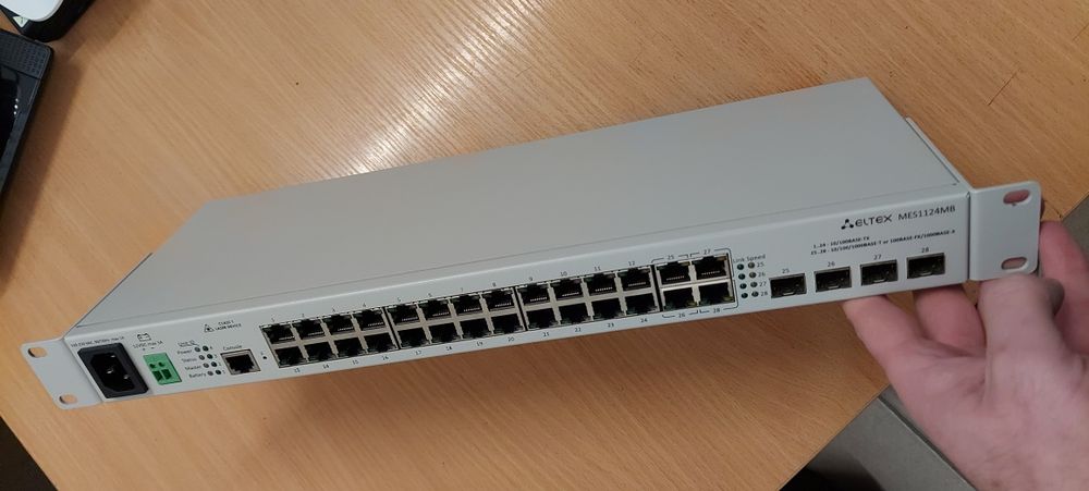 комутатор ELTEX MES1124MB керований