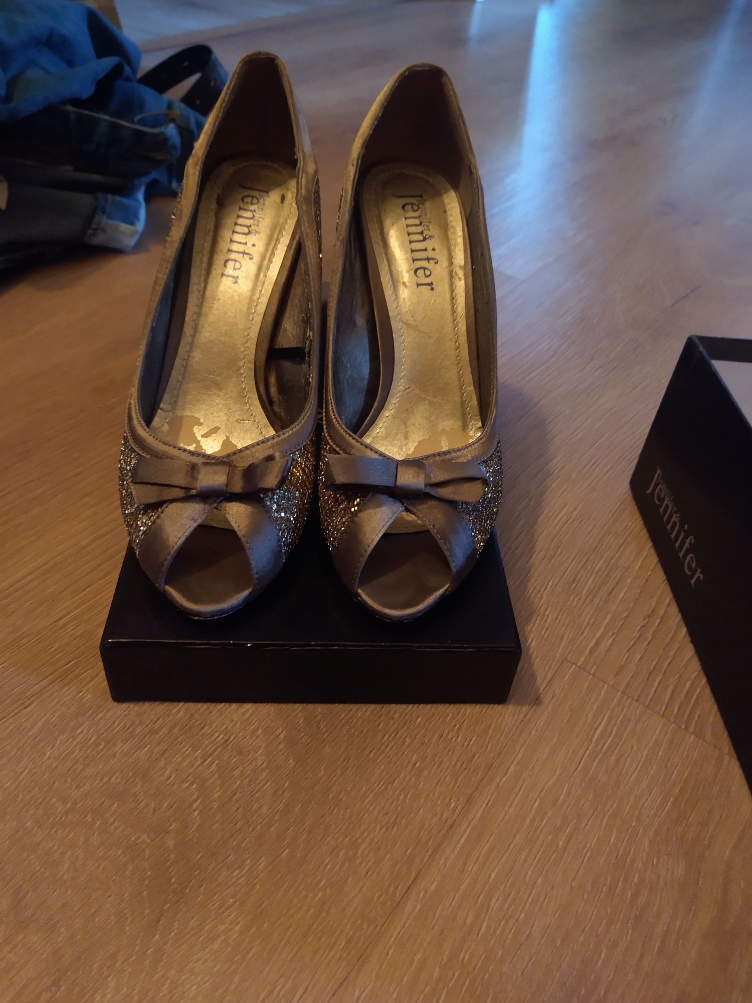 Zlote, elegancję buty