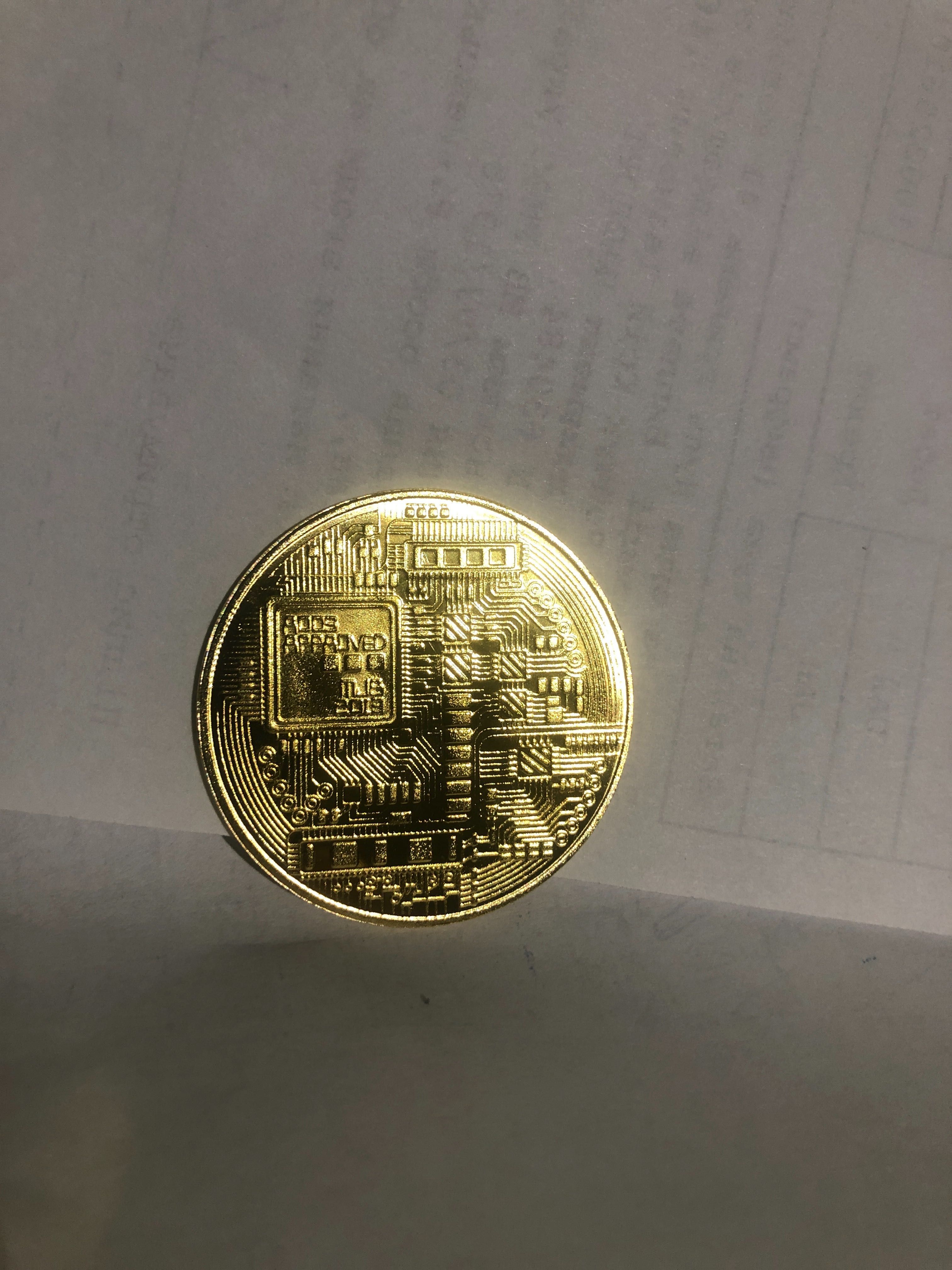 Монета "биткоин"