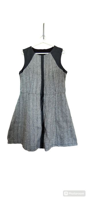 Vestido cinzento e preto