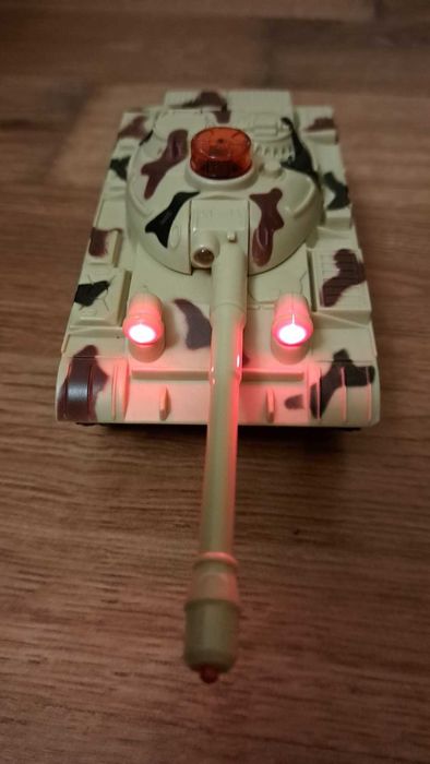 Czołg sterowany na pilota, światło, dźwięk