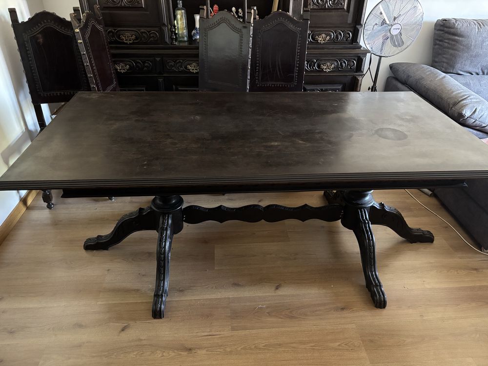 Vendo mesa em madeira + 8 cadeiras