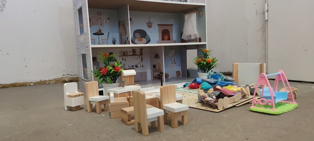 Domek dla lalek drewniany i mnóstwo dekoracji