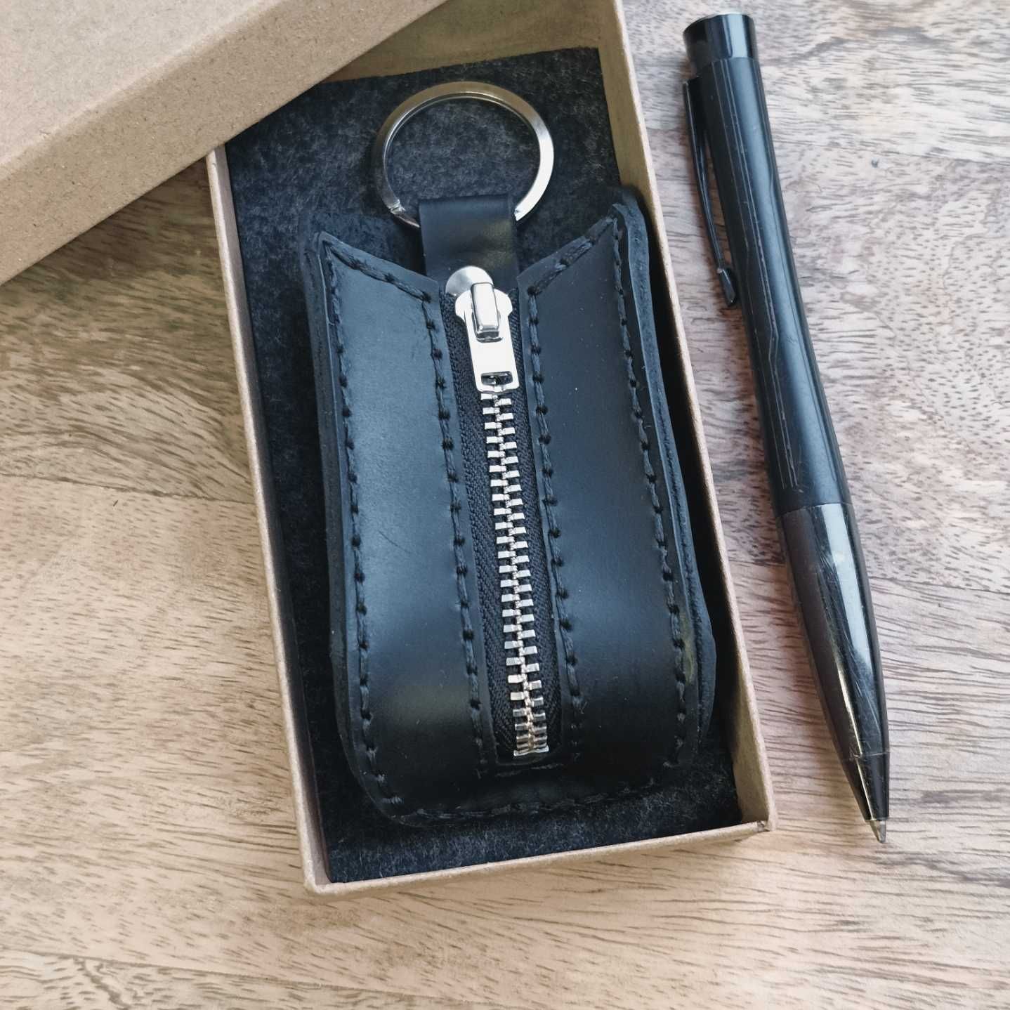 Personalizowane skórzane etui na klucze z grawerem imienia, inicjałów