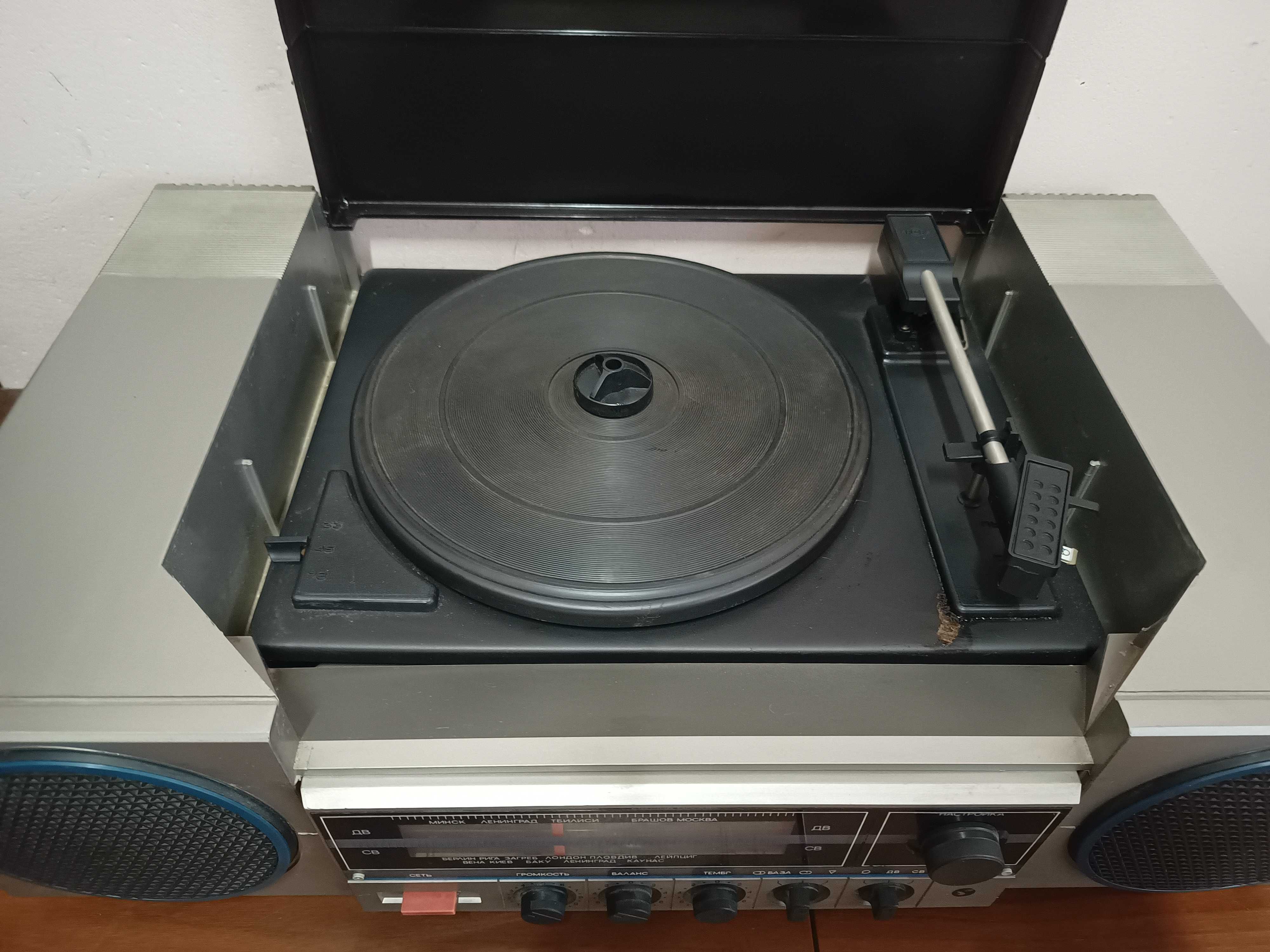 Radzieckie radio z gramofonem Wega 300 stereo z PRL