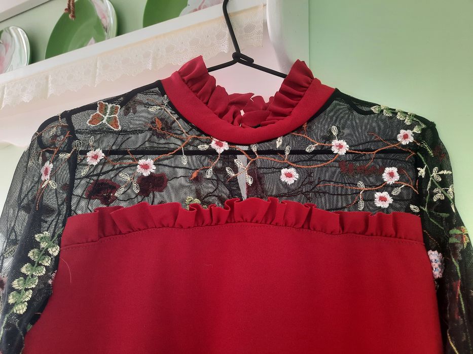 Червона сукня з прозорими рукавами