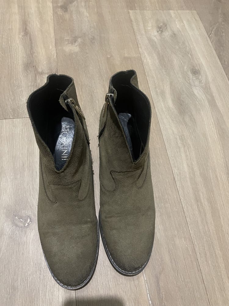 Botki Carinii w kolorze khaki.