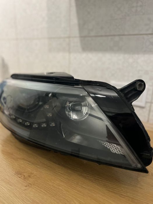 Права фара Volkswagen CC