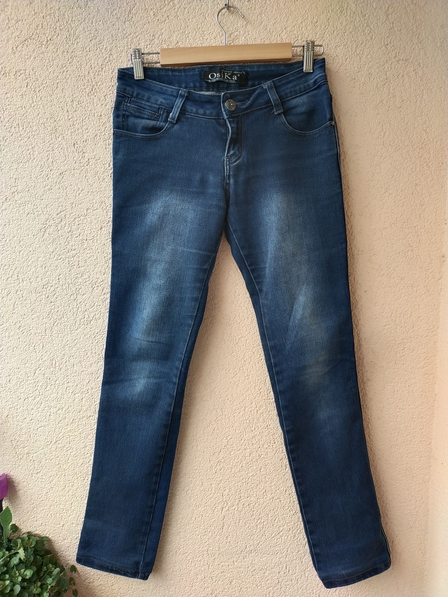 Spodnie dżinsowe Osika
Rozmiar 29
Szerokość w pasie 35 cm
Długość całk