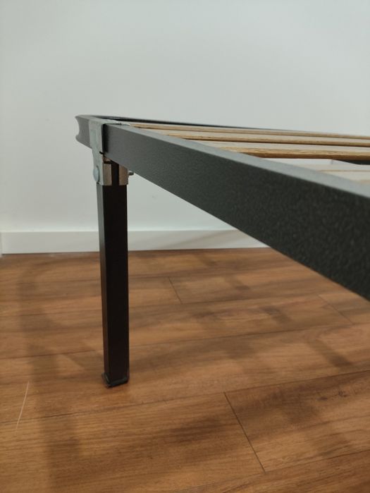Estrado com pés para cama